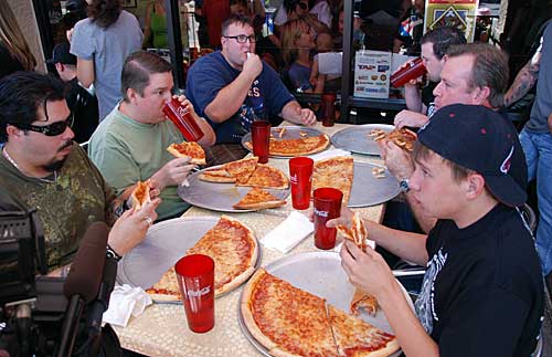 Post image for Sunday: Pizza eating contest at Flancers in Gilbert