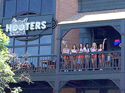 Post image for After 2 decades, Hooter’s closes on downtown Tempe’s Mill Avenue