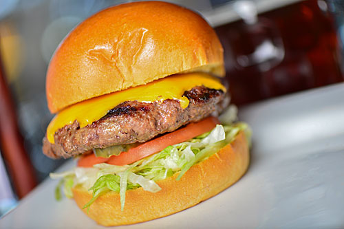 Post image for Cold Beers & Cheeseburgers to give away 500 burgers at Gilbert location Wednesday