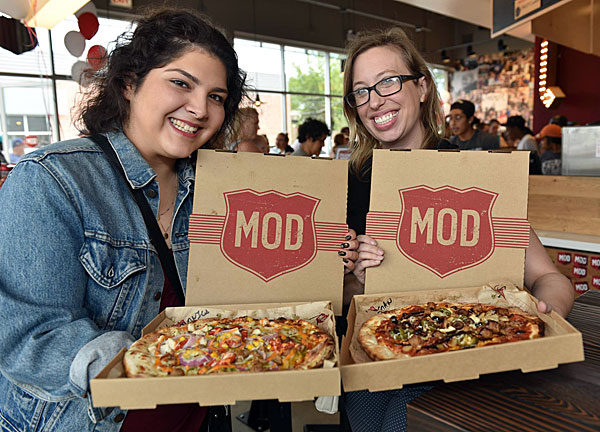 Post image for Build-your-own pizza concepts battle for No. 1 spot among fastest-growing restaurant chains